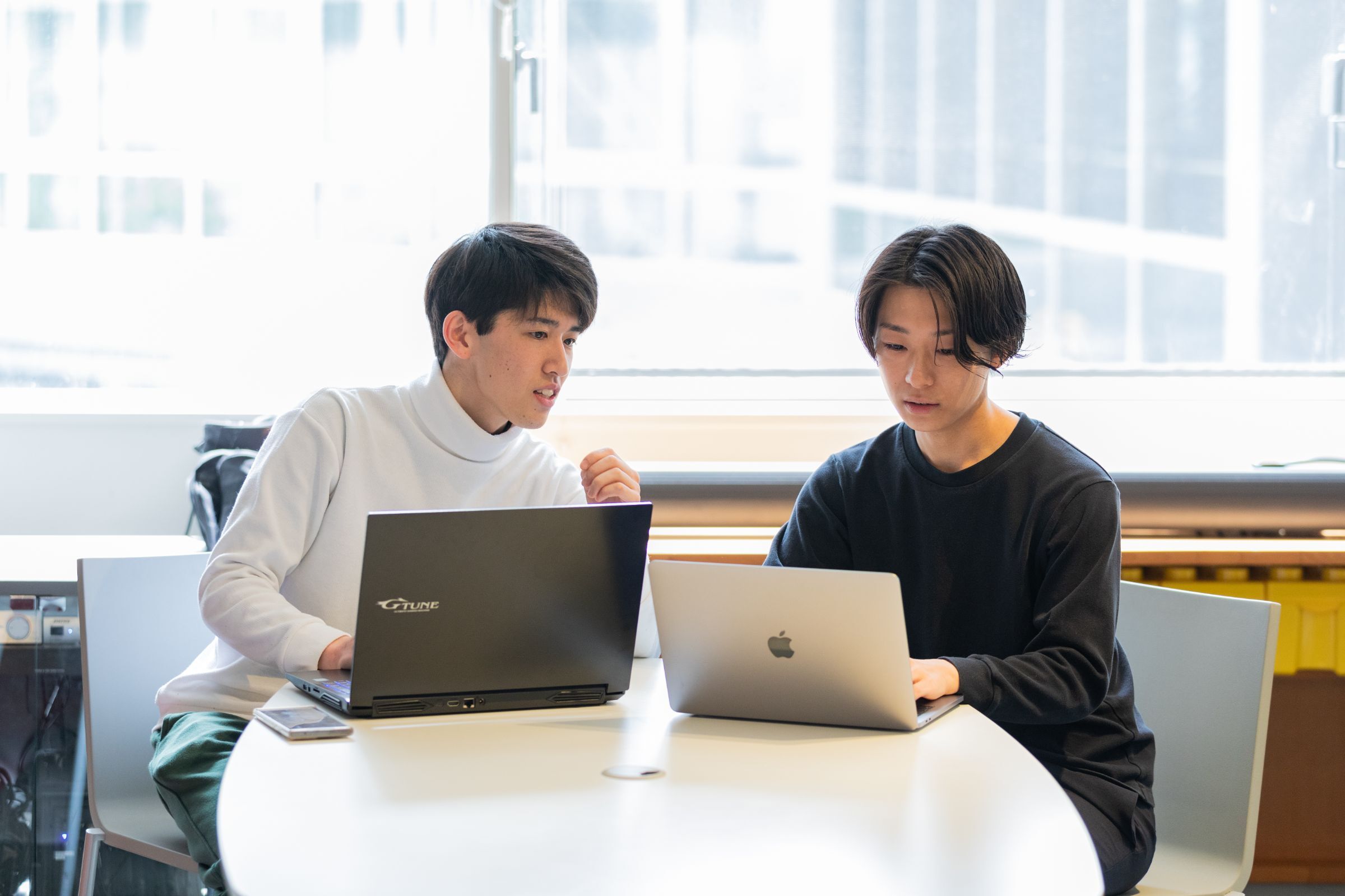 ノート PC を囲んで 1on1 の壁打ちをする様子